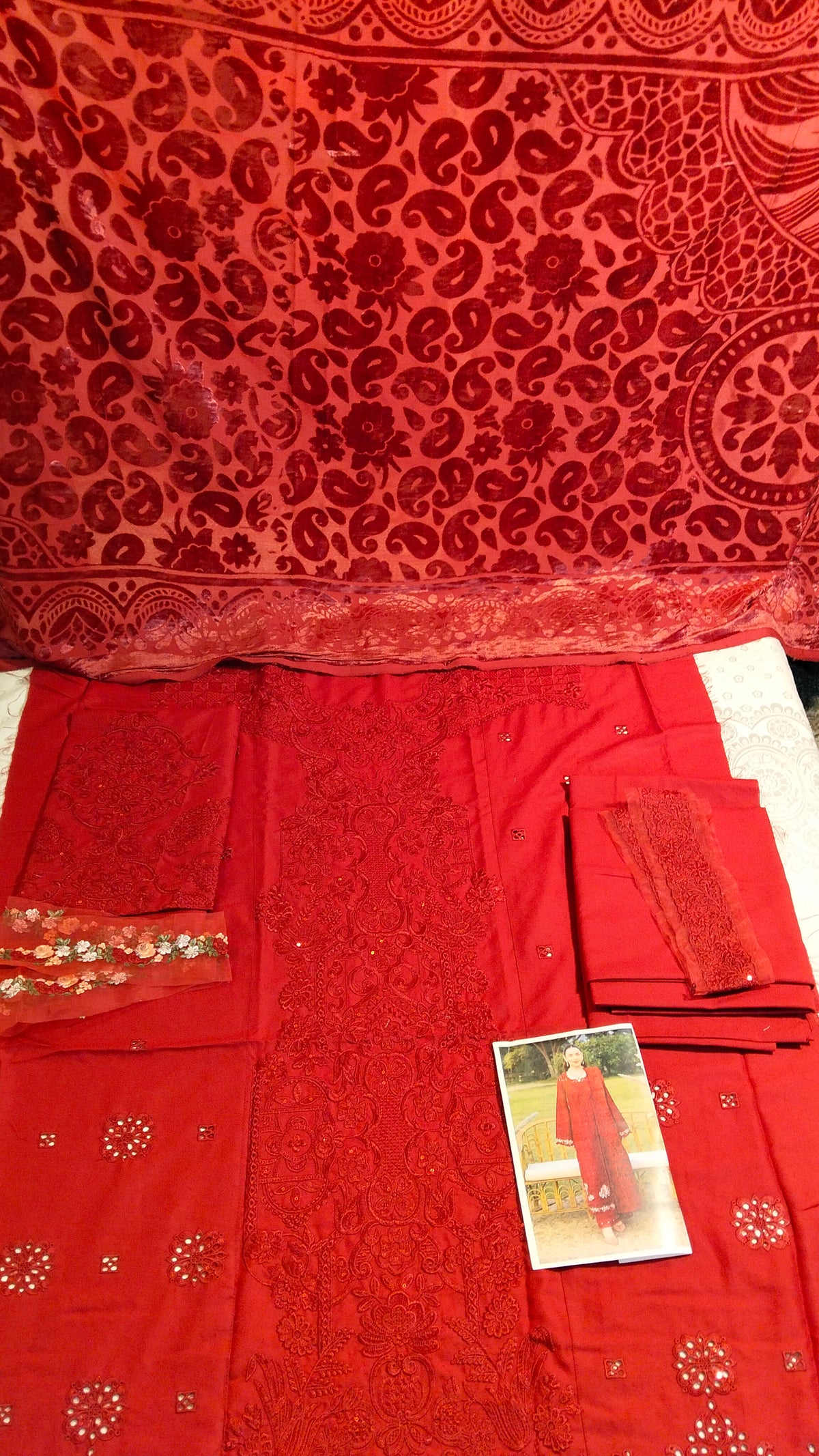 Elaf Embroided Dhanak Vs Plachi Shwal 3Pc Hit Code
