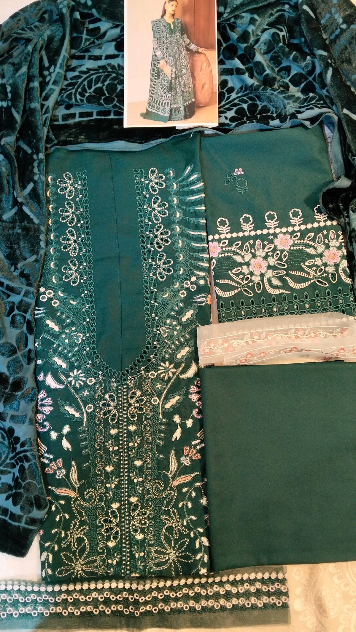 Suffuse Embroided Dhanak Vs Plachi Shwal 3Pc Hit Code