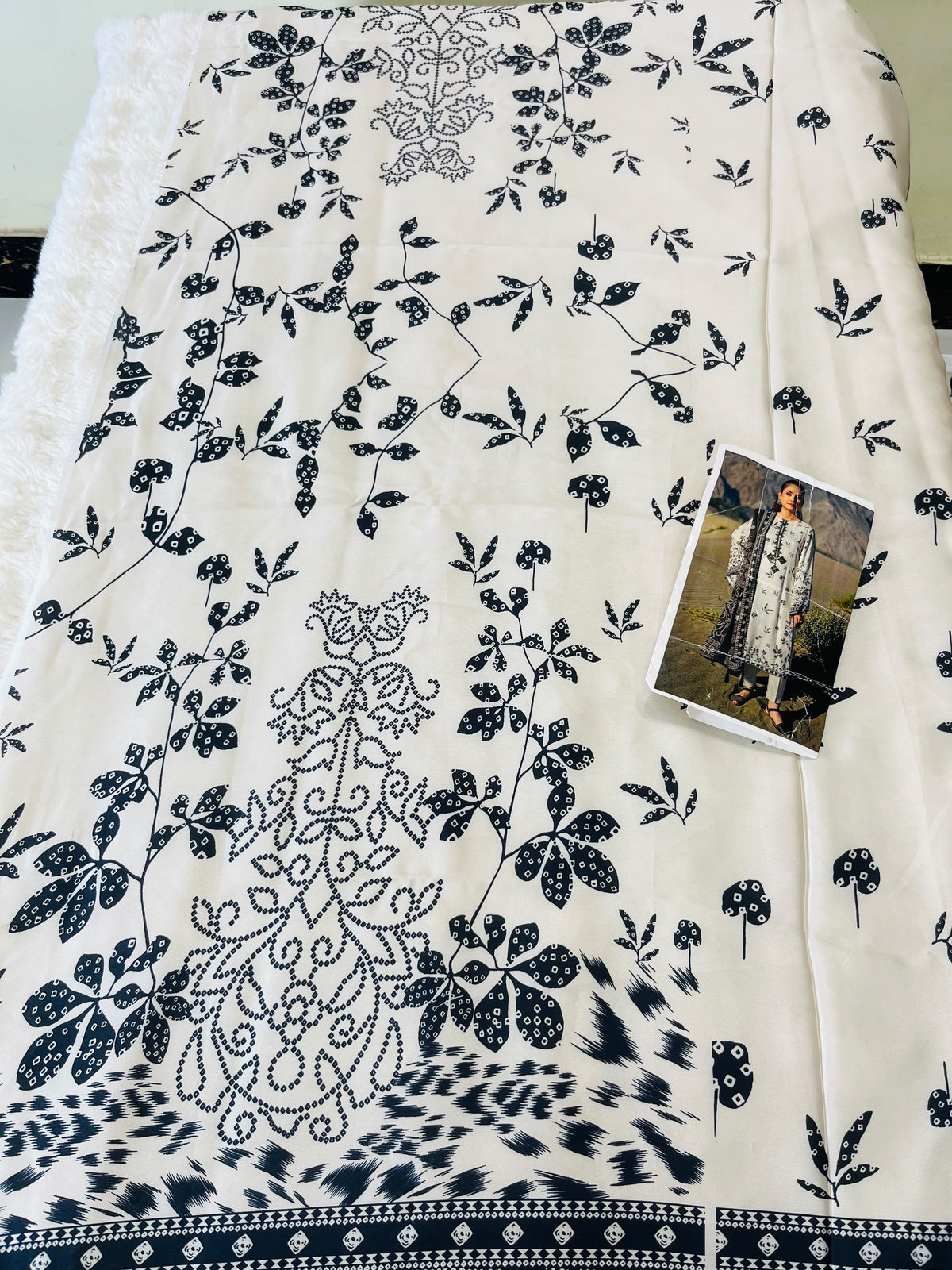 Barooque Silk print 3Pc Hit Code