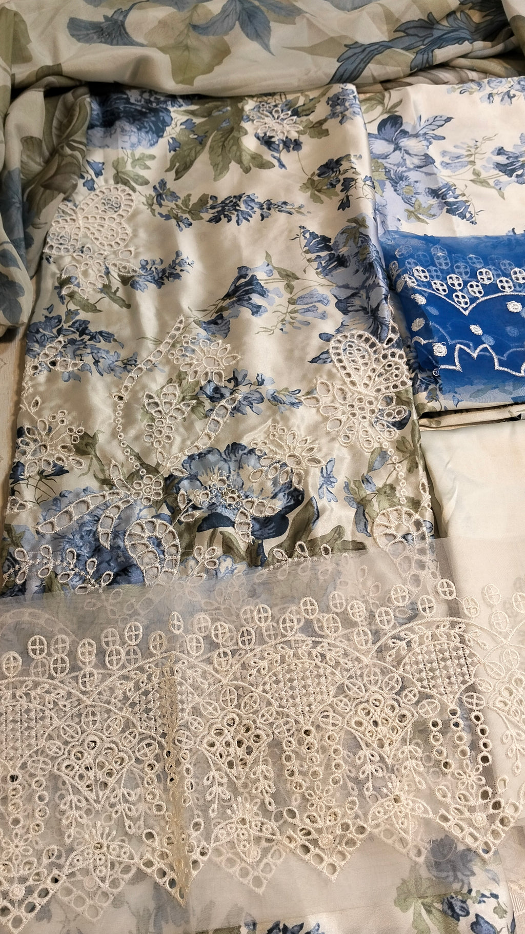 Barooque Silk Embroided 3Pc Hit Code Uf 4401 A