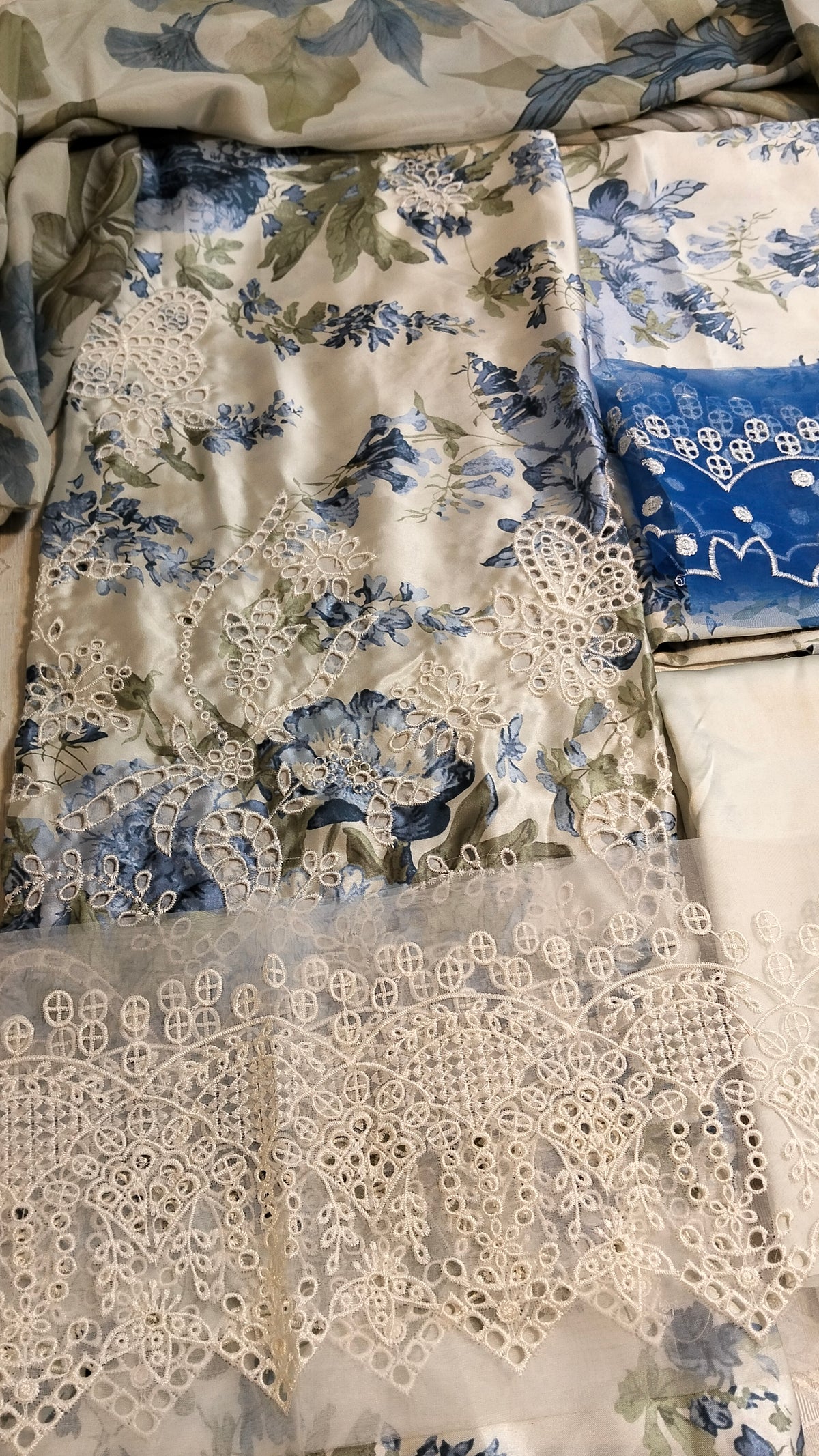 Barooque Silk Embroided 3Pc Hit Code Uf 4401 A