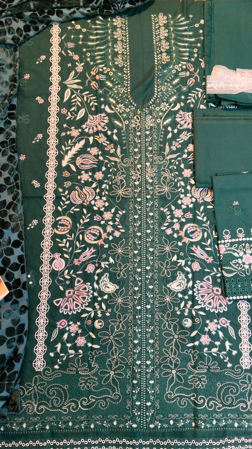 Suffuse Embroided Dhanak Vs Plachi Shwal 3Pc Hit Code