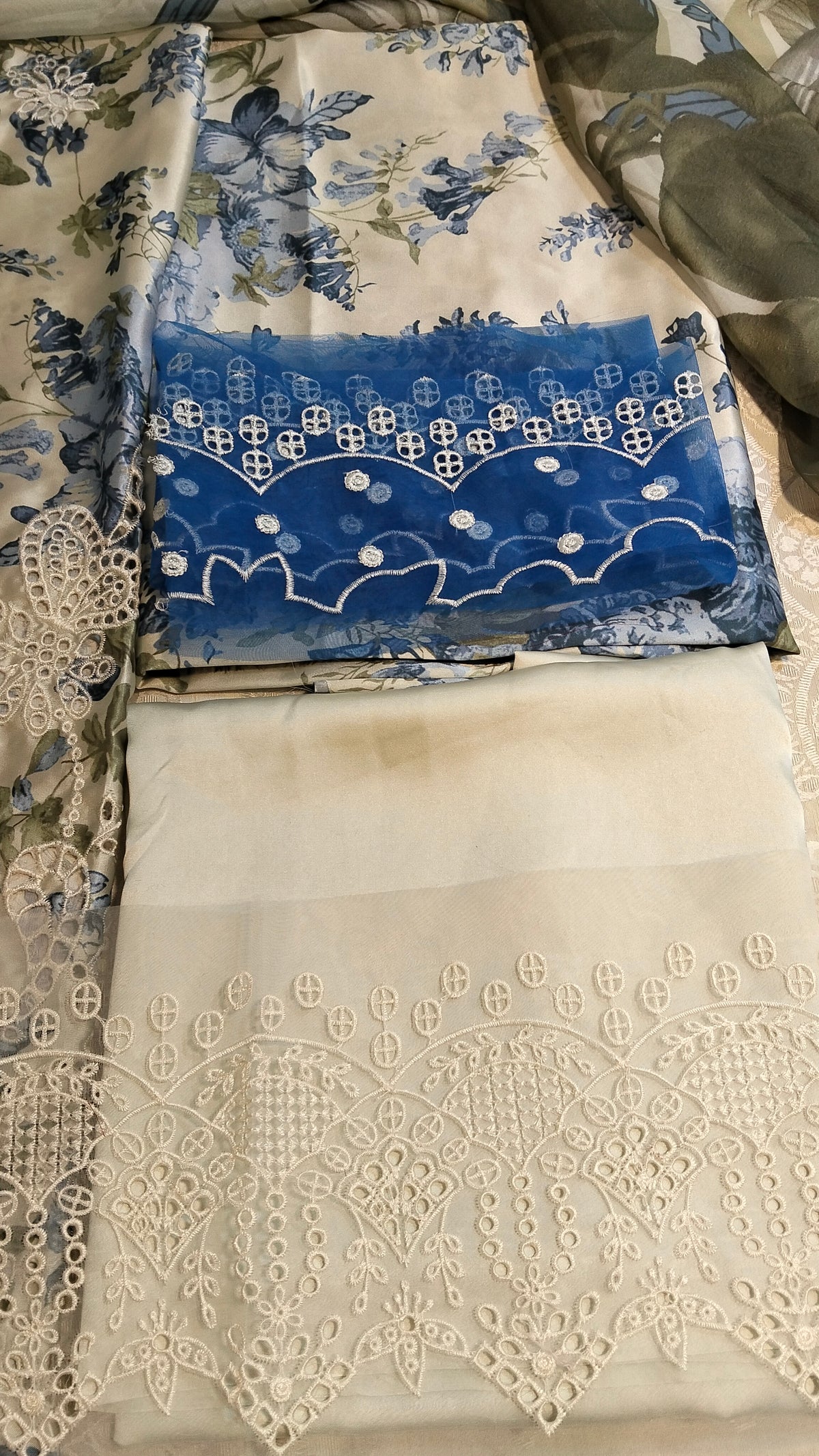 Barooque Silk Embroided 3Pc Hit Code Uf 4401 A