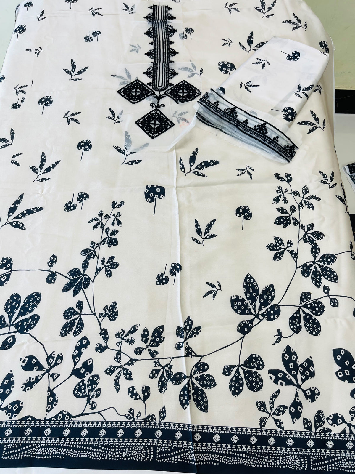 Barooque Silk print 3Pc Hit Code