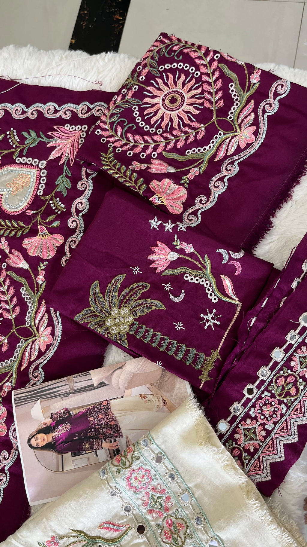 Ethnic Embroided Dhanak 2pc Hit Code