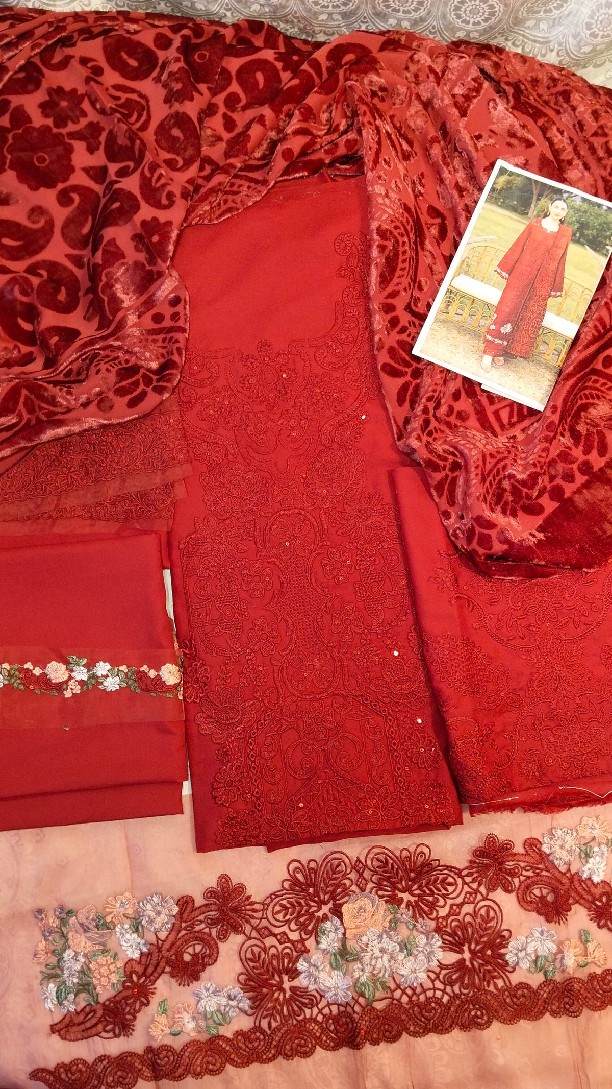 Elaf Embroided Dhanak Vs Plachi Shwal 3Pc Hit Code