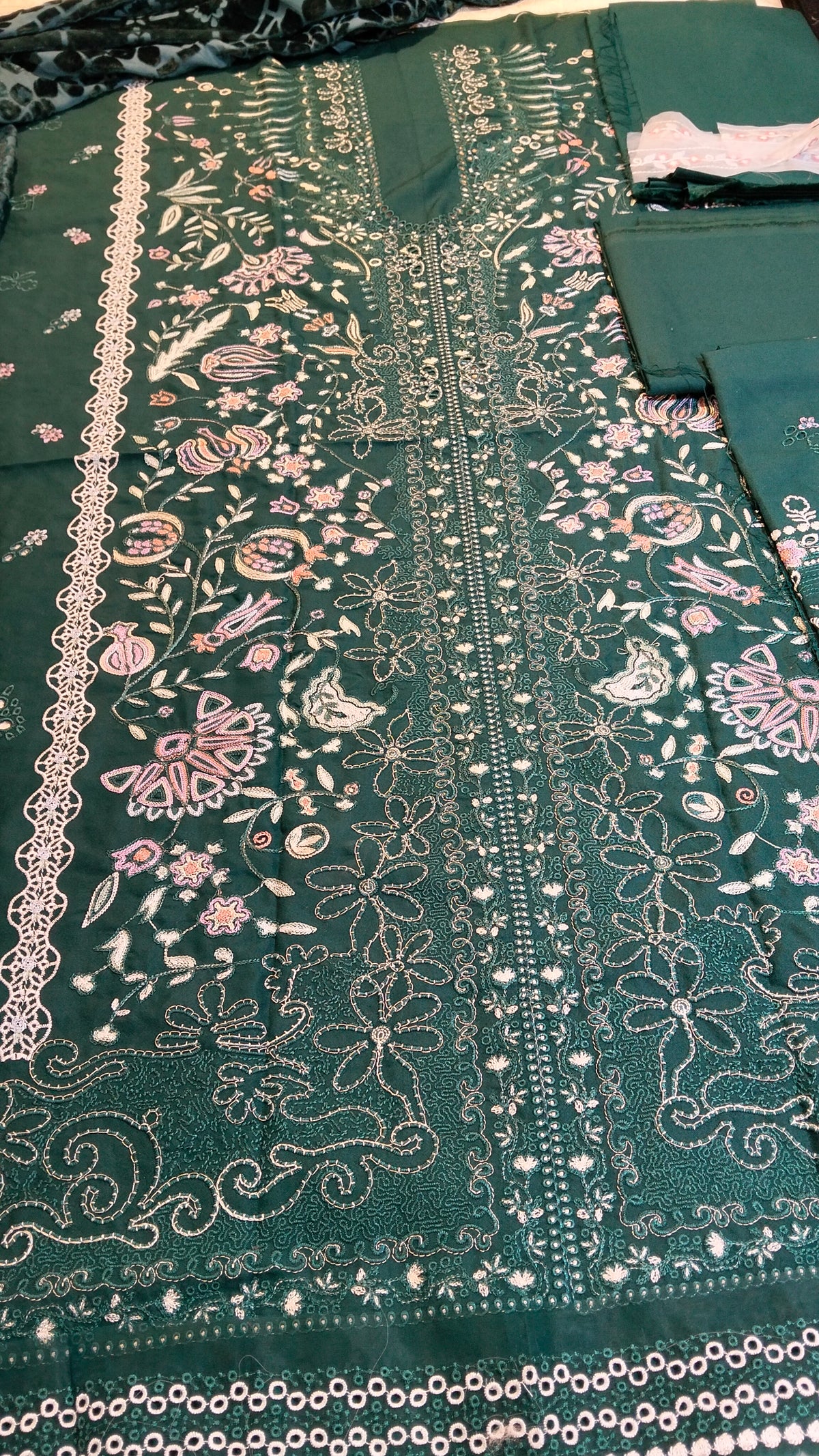 Suffuse Embroided Dhanak Vs Plachi Shwal 3Pc Hit Code