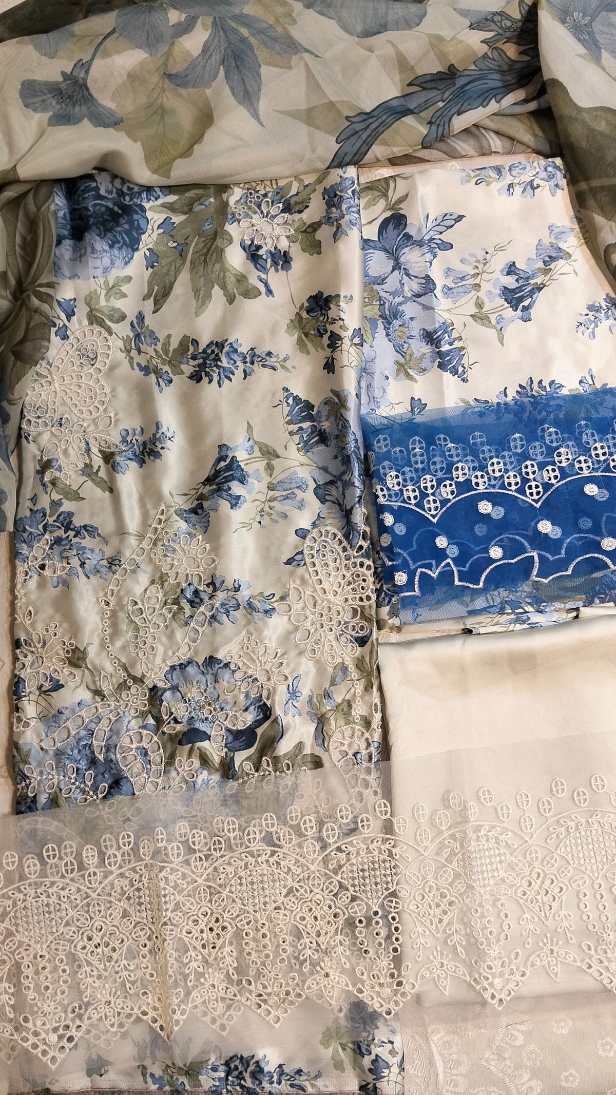 Barooque Silk Embroided 3Pc Hit Code Uf 4401 A
