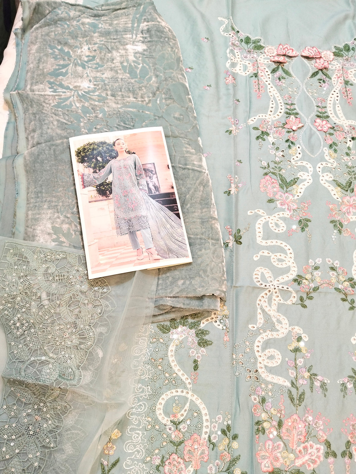 Maria.B Embroided Dhanak Vs Plachi Shwal 3pc Hit Code 112