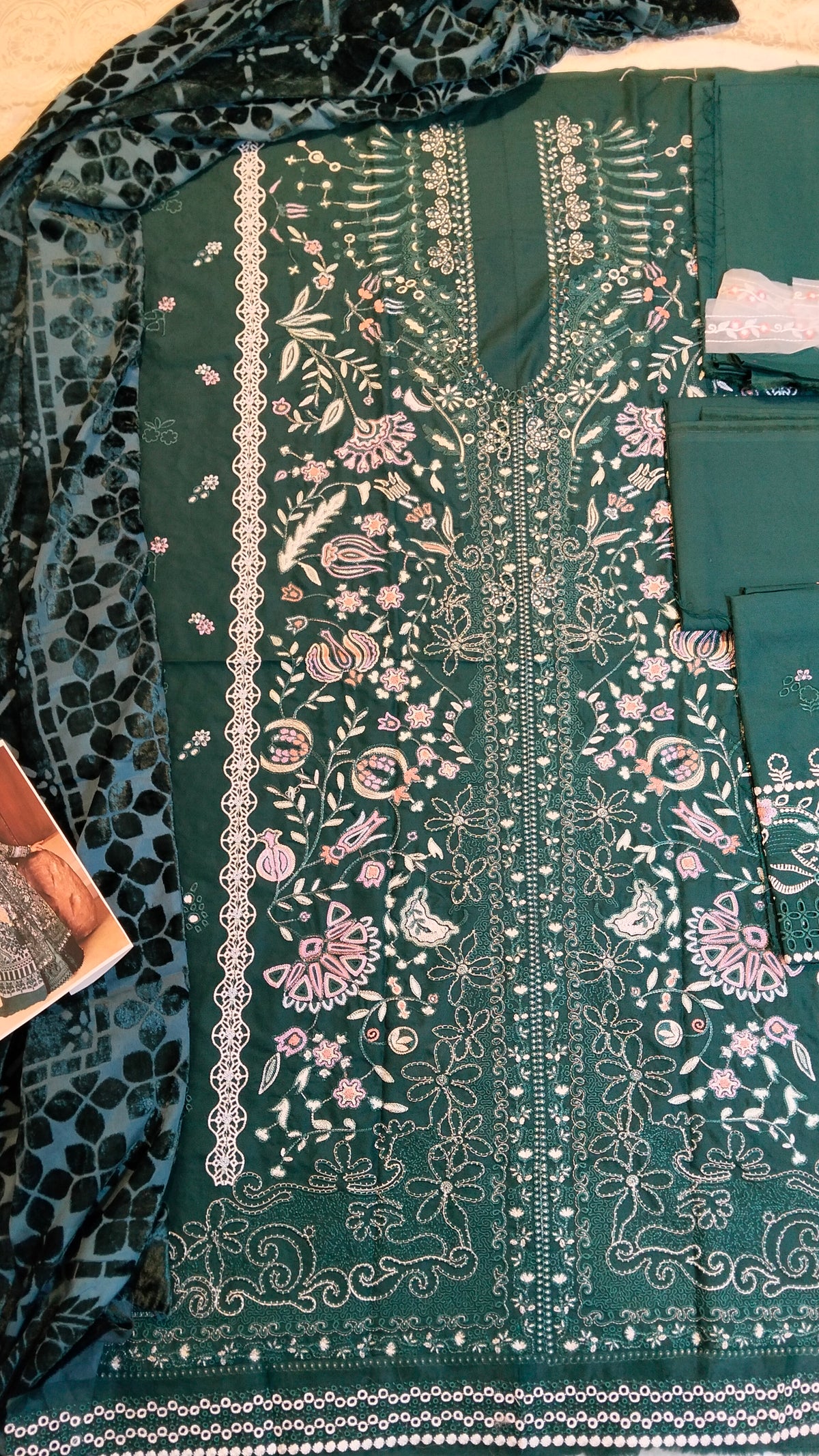 Suffuse Embroided Dhanak Vs Plachi Shwal 3Pc Hit Code